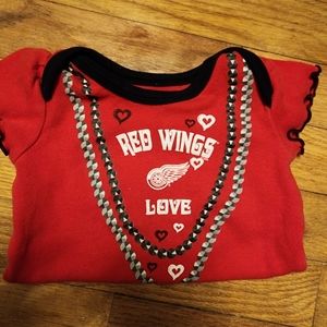 Redwing onesie 0/3 months